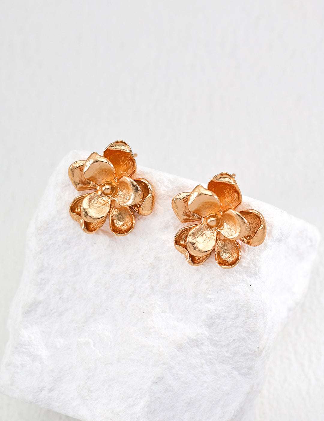 Botanic Radiance Silhouette — asymmetrical oxidized silver petal earring close‑up with gold accents ｜Forya J'adore